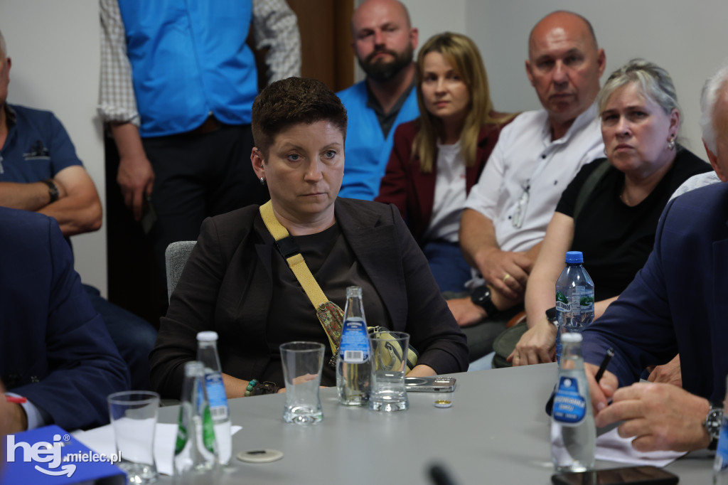 Protest przed starostwem, emocje na sali. Tak wyglądała nadzwyczajna sesja o przyszłości szpitala