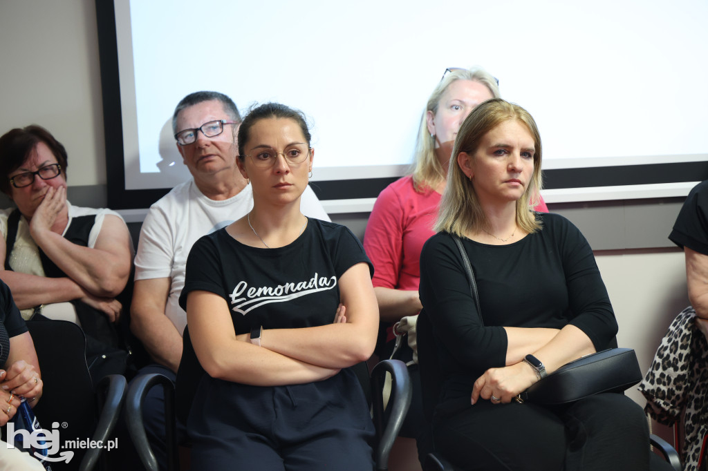 Protest przed starostwem, emocje na sali. Tak wyglądała nadzwyczajna sesja o przyszłości szpitala
