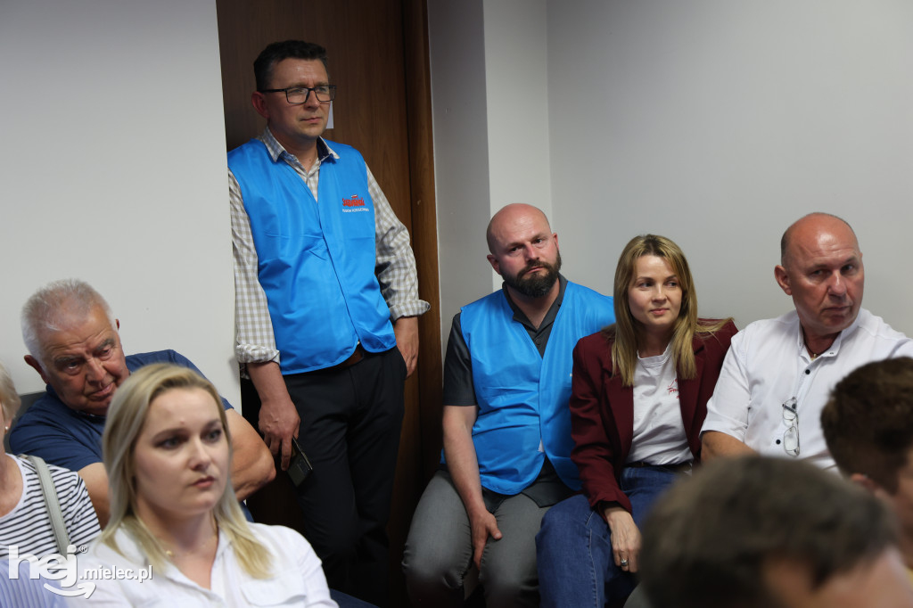Protest przed starostwem, emocje na sali. Tak wyglądała nadzwyczajna sesja o przyszłości szpitala