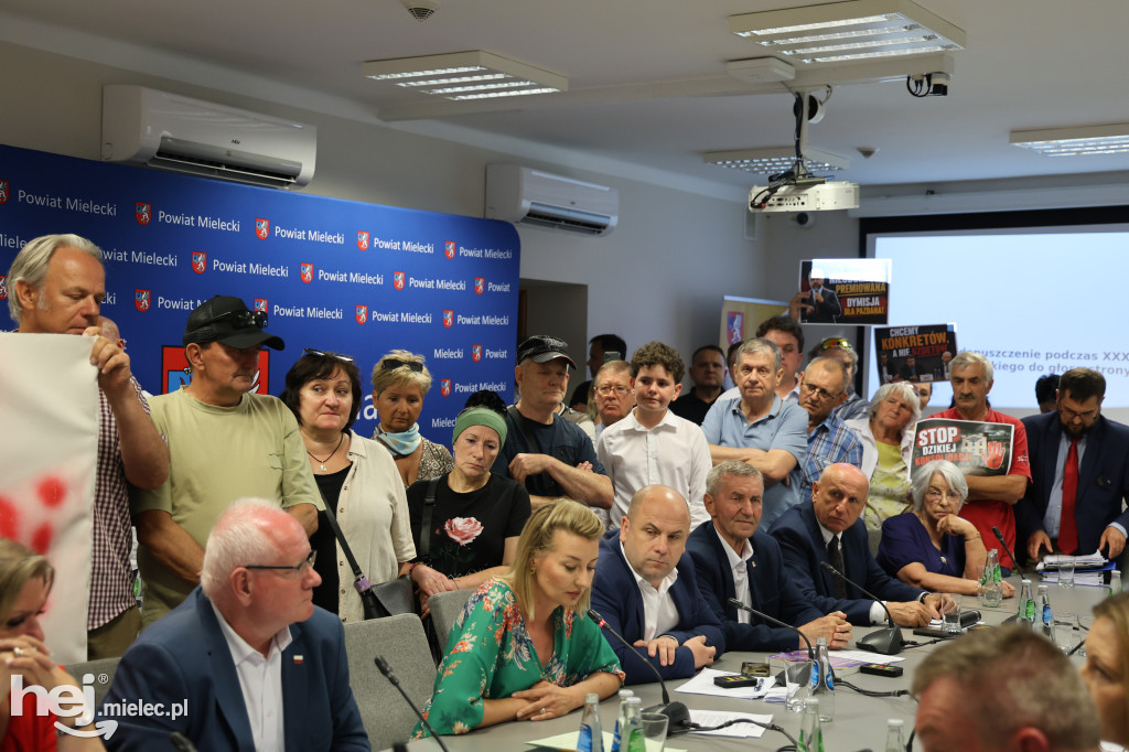 Protest przed starostwem, emocje na sali. Tak wyglądała nadzwyczajna sesja o przyszłości szpitala