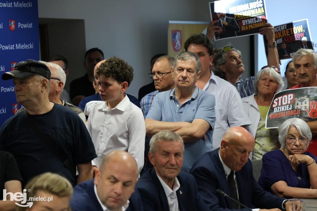 Protest przed starostwem, emocje na sali. Tak wyglądała nadzwyczajna sesja o przyszłości szpitala