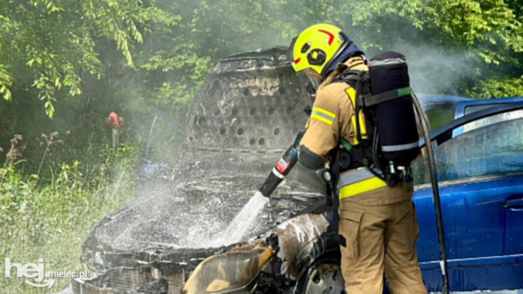 Płonący opel i szybka akcja strażaków