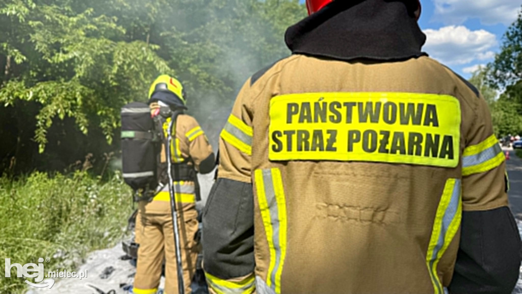 Płonący opel i szybka akcja strażaków