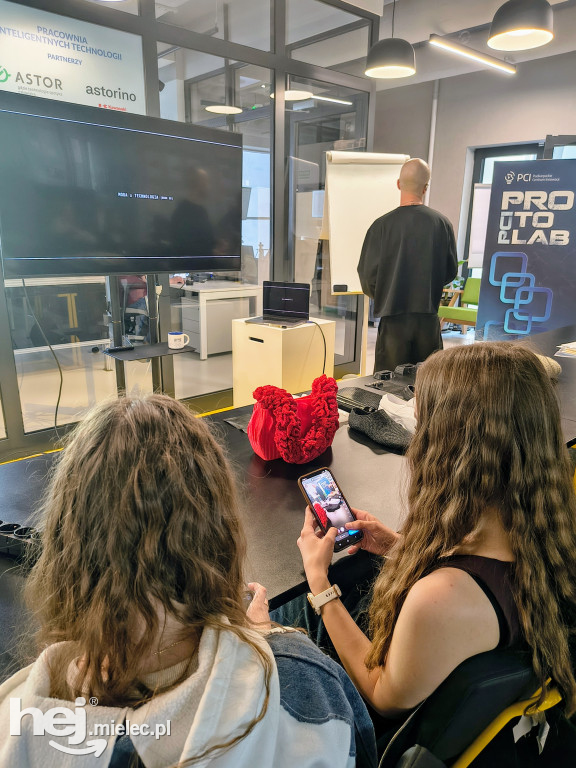 Uczennice mieleckiego „Elektryka” w prestiżowym projekcie Future Fashion