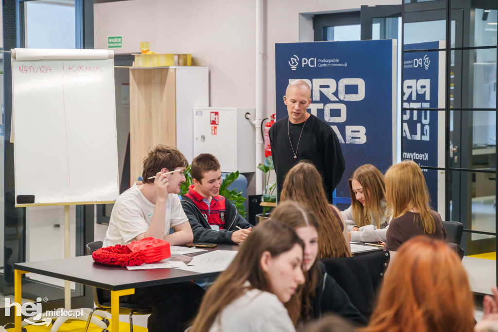 Uczennice mieleckiego „Elektryka” w prestiżowym projekcie Future Fashion