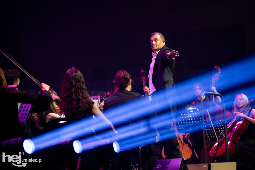 Koncert Mieleckiej Orkiestry Symfonicznej w hali MOSiR