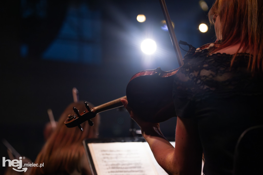 Koncert Mieleckiej Orkiestry Symfonicznej w hali MOSiR