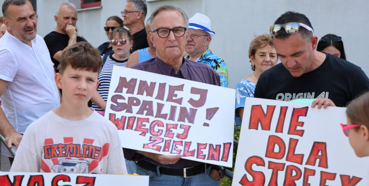Pikieta mieszkańców Rzochowa przed budynkiem magistratu