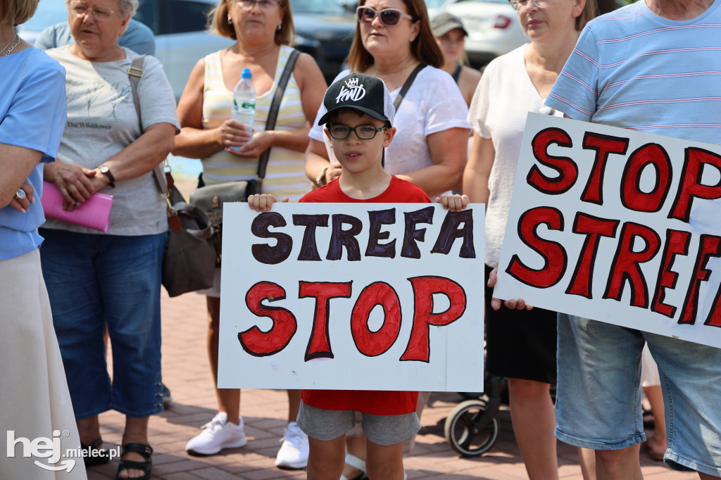 Pikieta mieszkańców Rzochowa przed budynkiem magistratu