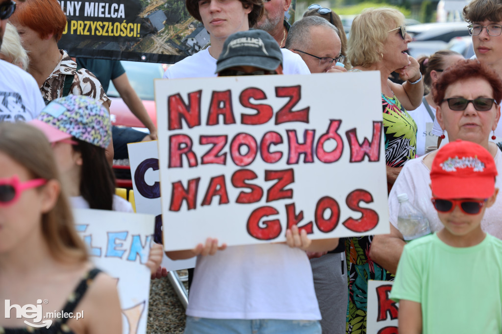 Pikieta mieszkańców Rzochowa przed budynkiem magistratu