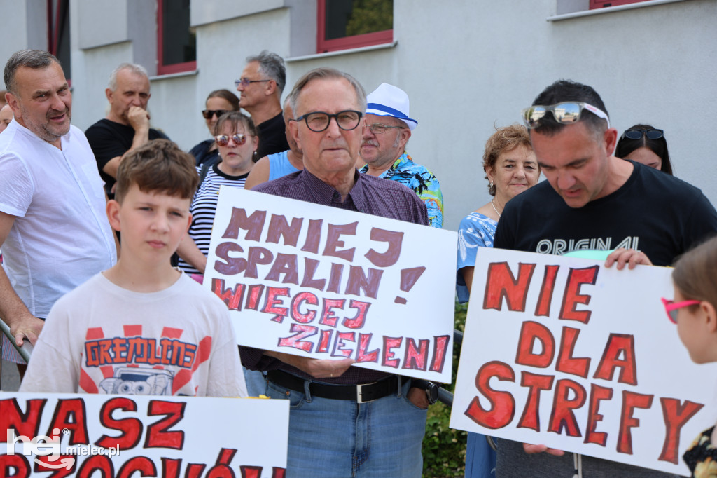 Pikieta mieszkańców Rzochowa przed budynkiem magistratu