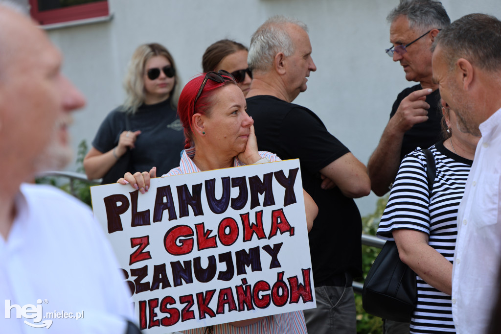 Pikieta mieszkańców Rzochowa przed budynkiem magistratu