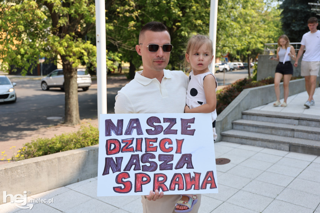 Pikieta mieszkańców Rzochowa przed budynkiem magistratu