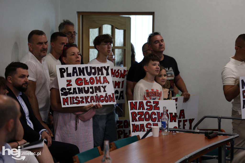 Pikieta mieszkańców Rzochowa przed budynkiem magistratu