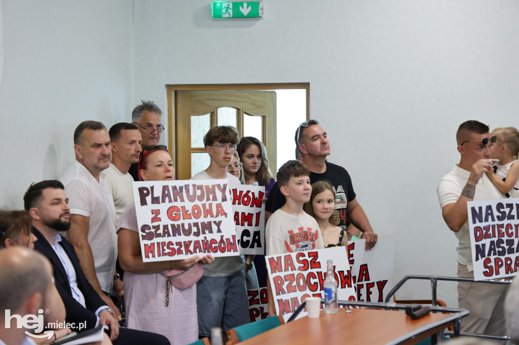 Pikieta mieszkańców Rzochowa przed budynkiem magistratu