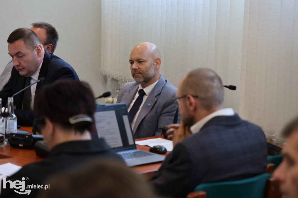Pikieta mieszkańców Rzochowa przed budynkiem magistratu