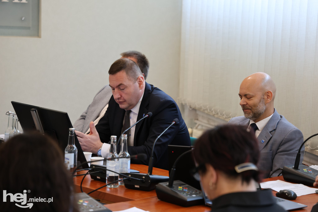 Pikieta mieszkańców Rzochowa przed budynkiem magistratu