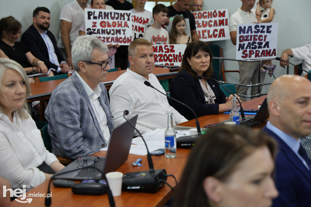 Pikieta mieszkańców Rzochowa przed budynkiem magistratu