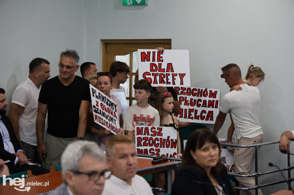 Pikieta mieszkańców Rzochowa przed budynkiem magistratu