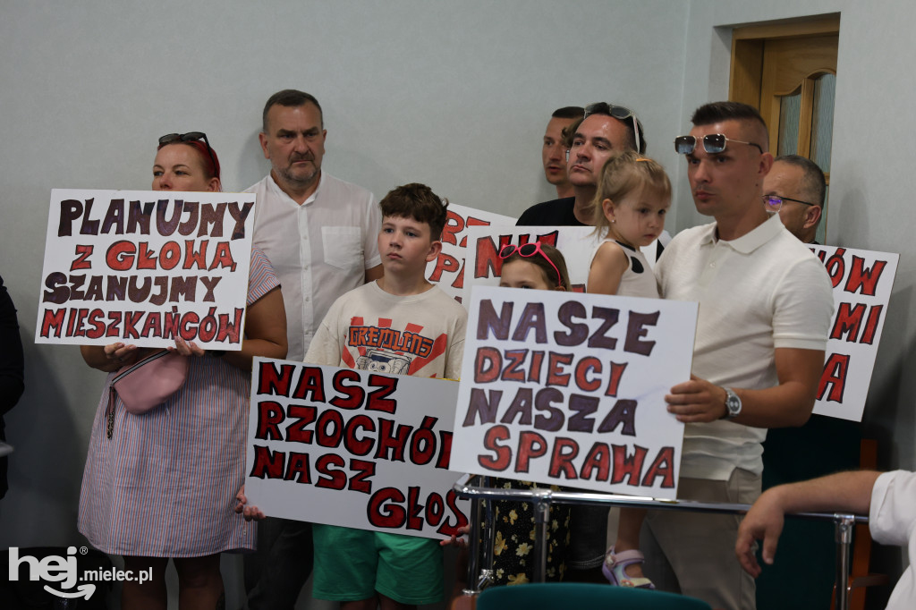 Pikieta mieszkańców Rzochowa przed budynkiem magistratu