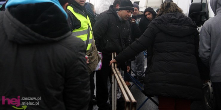 Bazar w nowym miejscu wystartował. Sporo kupujących, sprzedających mniej [FOTO]