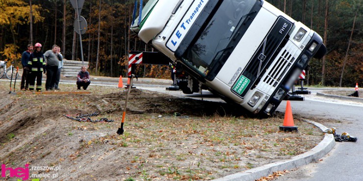 Na wyjeździe do Kolbuszowej wywrócił się tir wiozący świnie