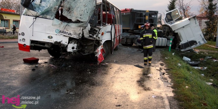 Poważny wypadek w Rzędzianowicach. TIR uderzył w autobus [FOTO]