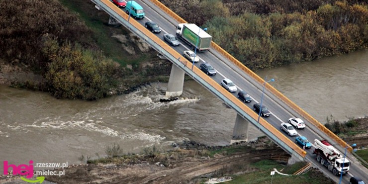 Zakorkowane wszystkie drogi w stronę mostu [ZDJĘCIA LOTNICZE]