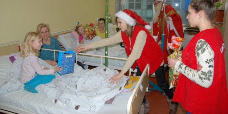 Wolontariusze Szkolnego Koła Caritas pomocnikami Świętego Mikołaja. Na Prokocimiu