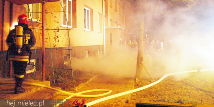 Na Kochanowskiego spaliła się piwnica w bloku mieszkalnym [ZDJĘCIA]