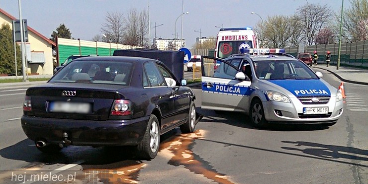 Zderzenie dwóch osobówek na skrzyżowaniu Al. Niepodległości z Krasickiego