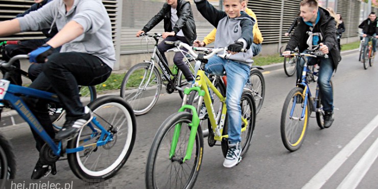 Cykliści symbolicznie zakorkowali miasto - uciekając przed deszczem [ZDJĘCIA]