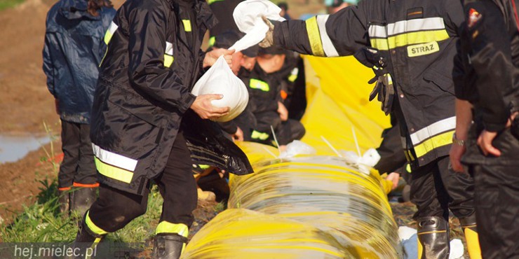 Książnice - Boża Wola: straż ruszyła do wzmacniania przebudowywanego wału Wisłoki