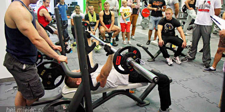 Widowiskowy konkurs na wyciskanie sztangi leżąc w JOY Fitness Club. Próby w obecno