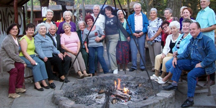 Dwa Kluby Seniora Mieleckiej Spółdzielni Mieszkaniowej na wspólnym ognisku