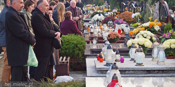 Wielkie tłumy na Cmentarzu Komunalnym w Mielcu [ZDJĘCIA]