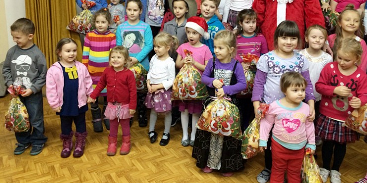 Zabawy z Mikołajem na zakończenie aniołkowej akcji Spółdzielczego Domu Kultury