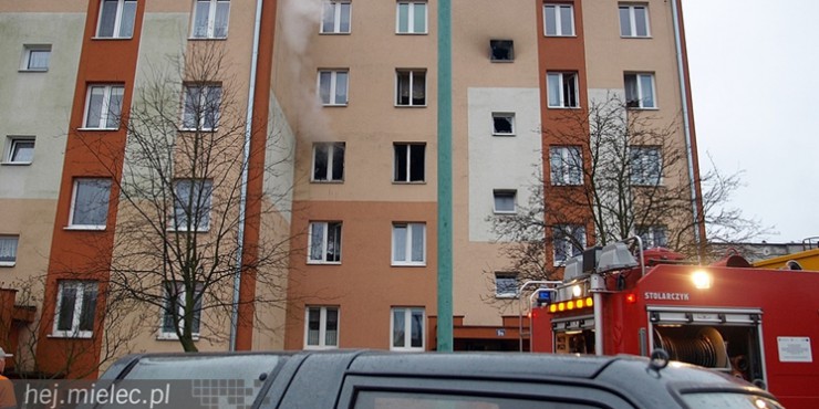 Pożar mieszkania na Partyzantów. Dwie osoby w szpitalu [FOTO]