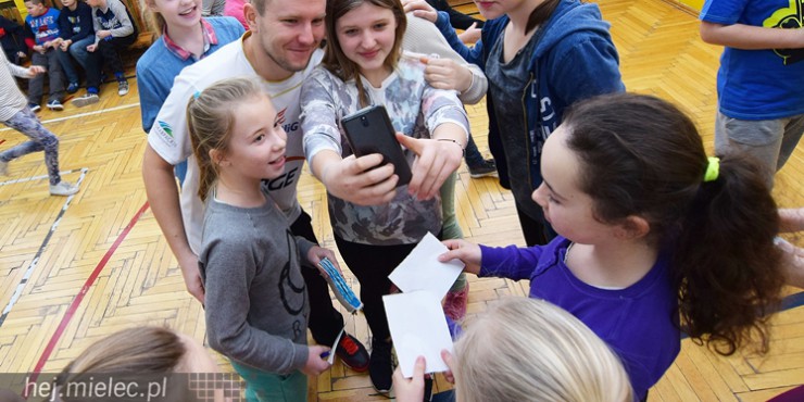 Zawodnicy PGE Stali Mielec odwiedzili SP9 [FOTO]