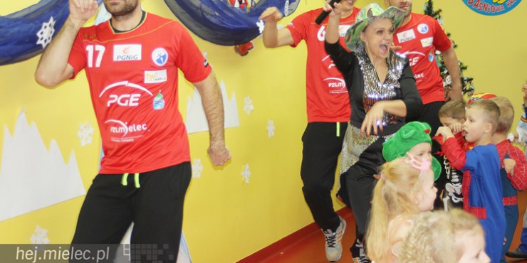 Tego jeszcze nie było! Ręczni pląsali z przedszkolakami! [FOTO]