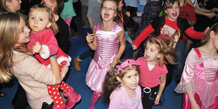 Dzieci Osiedla Niepodległości na zabawie choinkowej