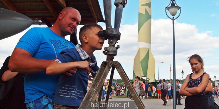 Burze i porywisty wiatr nad regionem. Drzewo zablokowało drogę