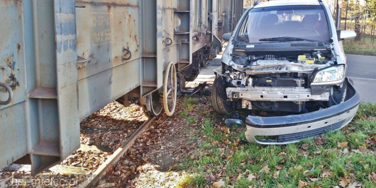 Wjechał pod pociąg towarowy, zniszczył samochód [FOTO]