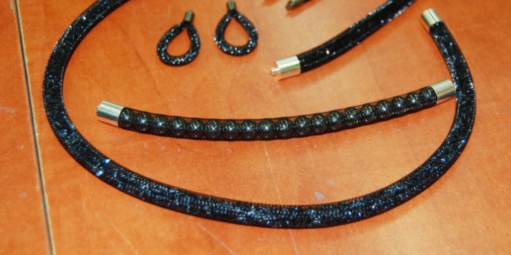 Warsztaty biżuterii z siatki jubilerskiej utrwaliły umiejętności uczestniczek