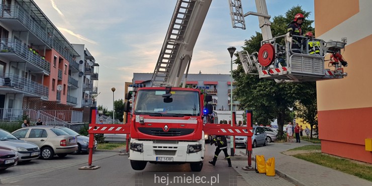 Pożar na dachu bloku mieszkalnego przy Drzewieckiego [FOTO]