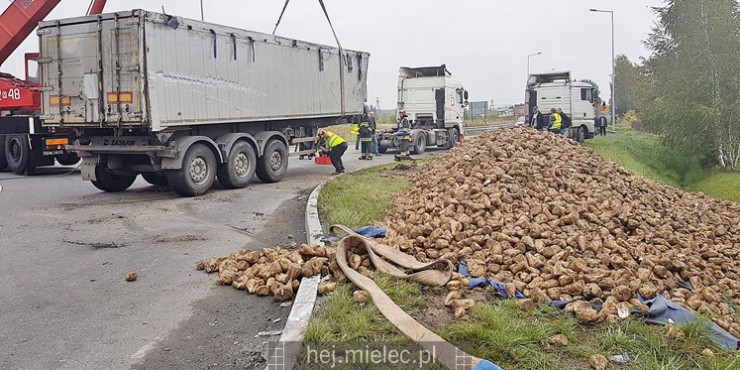 Ciężarówka z burakami wywróciła się na rondzie [FOTO]