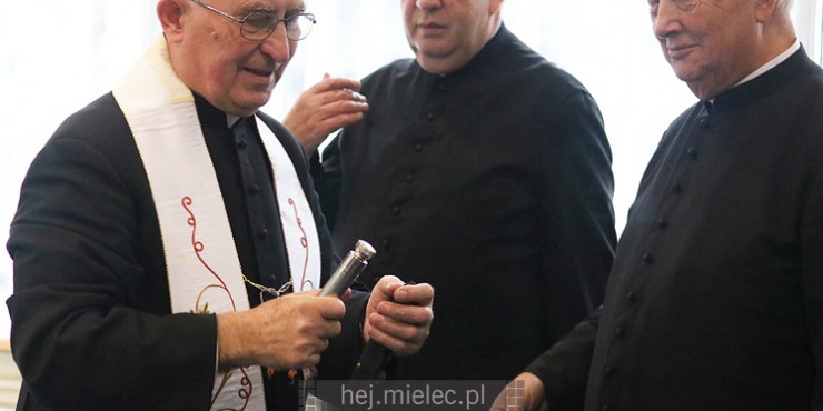 Wyjątkowa sesja Rady Miejskiej na fotografiach: od uroczystości po kulisy