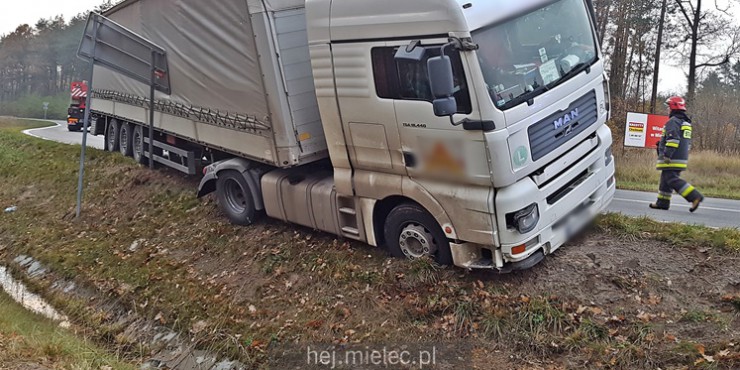 Blisko wywrotki ciężarówki przy obwodnicy [FOTO]