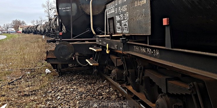 Pociąg wykoleił się tuż przed stacją PKP [ZDJĘCIA]