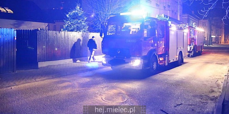 Pożarowe zagrożenie przy Lwowskiej. Z komina buchnął ogień [FOTO]